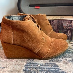 Tom’s desert wedges in chestnut suede